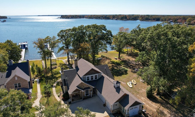 Enchanted Oaks House | Perfect Lake Retreat - Escape to Relaxation and Fun Lake Living