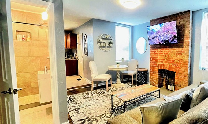 Central Northside Apartment | *Perfect Locale* Mins to all Attractions+Free Park