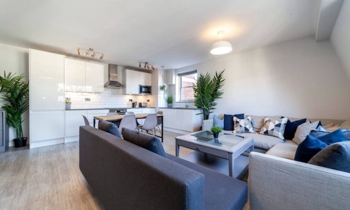 Kensington Apartment | Perfect location & spacious Kensington flat