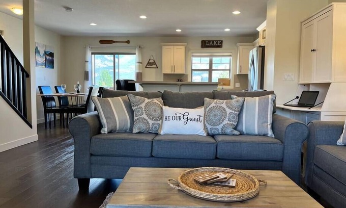 East Kootenay House | Perfect Mt. View Townhouse | Garage | Deck | BBQ