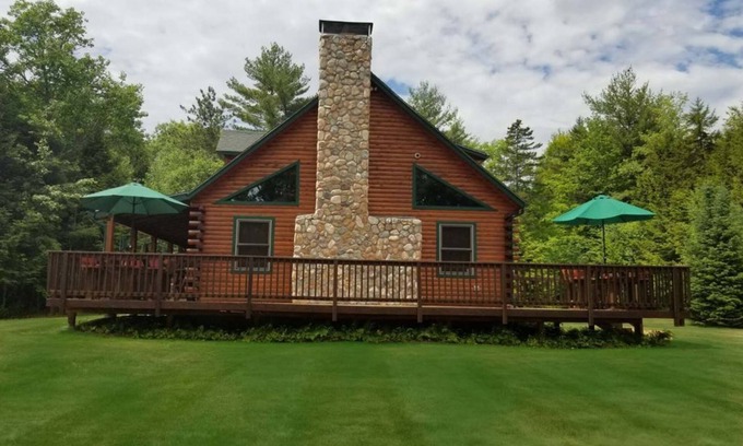 Thornton Cabin | Perfect Pemi Riverfront Log Cabin, Great for Families, Sleeps 10.