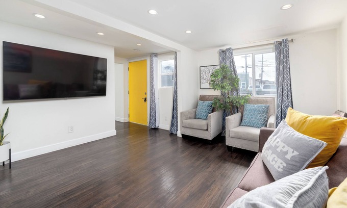 Oakland House | perfect place to stay in the bay. free parking on site