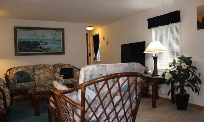 Cloverdale House | Perfect StayCation Spot Pacific City&Pet Friendly!