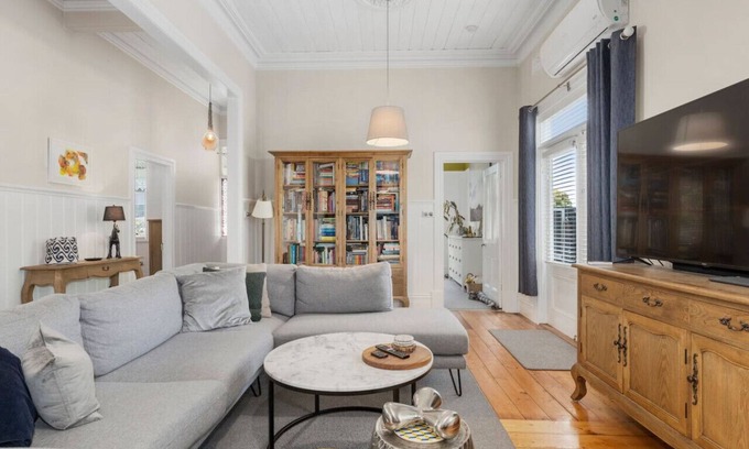 Black Hill House | Period Charm Meets Stylish Living – Walk to CBD