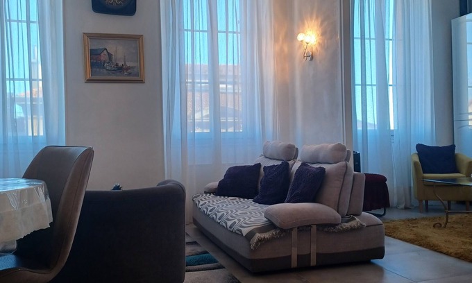 Grasse Apartment | Perle D'azur: Appartement de 56 m2, Charme Avec Plafonds Majestueux, à Grasse"