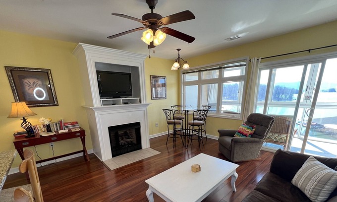 Huddleston Resort | Pet friendly 2 bedroom waterfront resort w/ Amenities Mariners Landing