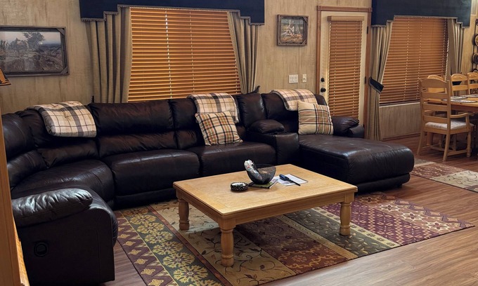 Show Low House | Pet friendly 2-bedroom home with loft, sleeps 10, in gated Bison Ridge, Show Low