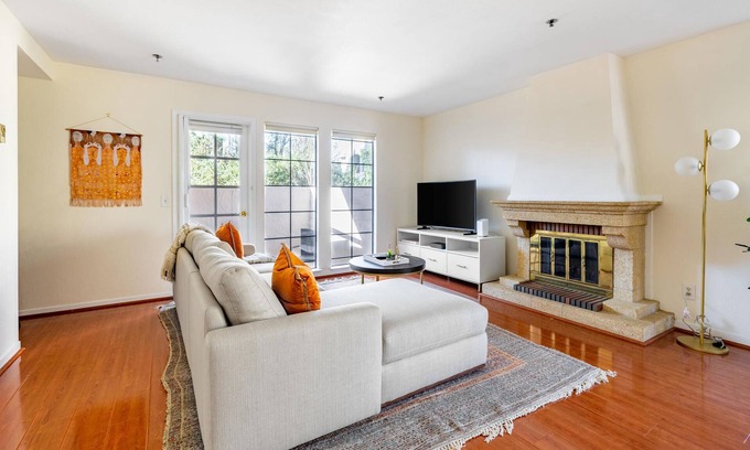 Cupertino Apartment | Pet-Friendly 2BR Condo in Cupertino near Apple HQ