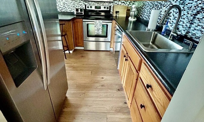 Plum House | Pet-friendly 3-bdr house on cul-de-sac, next to Oakmont & 17 mi to Pittsburgh!