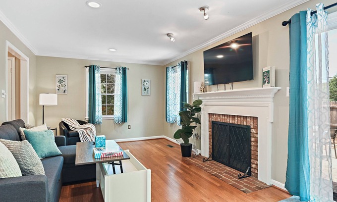 Springfield House | Pet Friendly 4 bd end unit TH, WiFi, Fenced in yard, near Washington DC/transit
