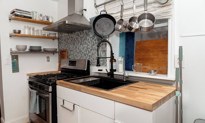 Norris Square House | Pet Friendly 4-bedroom house for Corporate Stays