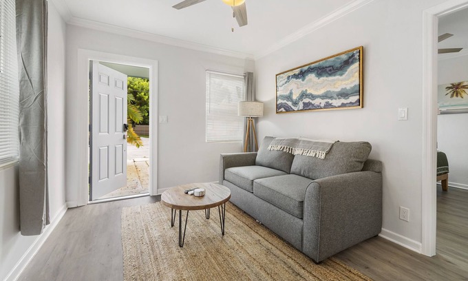 Mango Groves Cottage | Pet Friendly Apartment Near The Beach