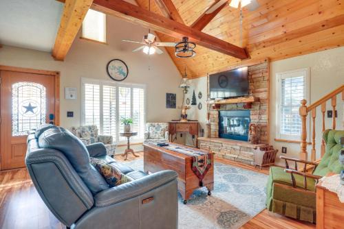 Canyon Lake House | Pet-Friendly Canyon Lake Cabin, 1 Mi to Water!