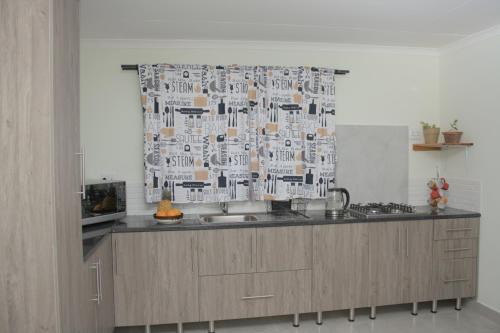 Kareeberg Apartment | Pet-Friendly, Close to Airports, Golf & Schools