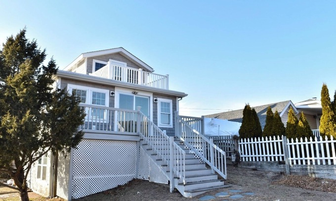 Snug Harbor Cottage | Pet friendly cottage in Snug Harbor, South Kingstown - Perfect family getaway!