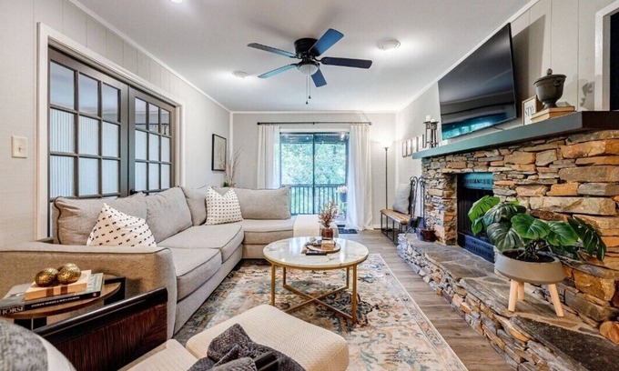 Big Canoe Condo | Pet Friendly Condo with Screened Deck & Fireplace