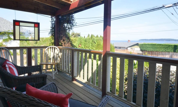 Union Bay House | Pet Friendly Cute Character Home - Steps To Ocean