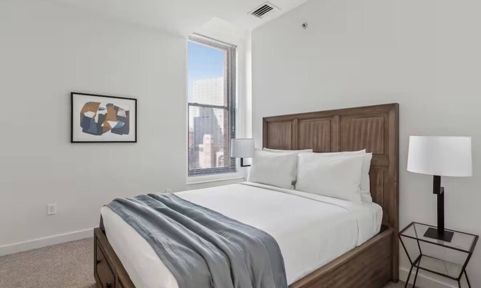 Downtown Pittsburgh Hotel | Pet-Friendly Downtown | Kitchen & Laundry | Walk to Point State Park