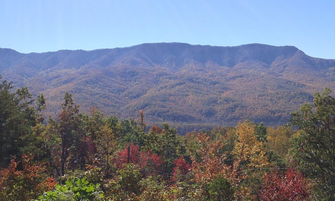 Gatlinburg - Pigeon Forge Ski Chalet | Pet-Friendly, Expanisve Mountain Views With Hot Tub — Book Today!