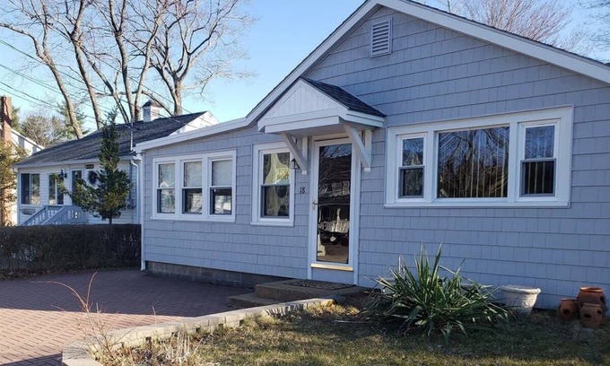 Ogunquit House | Pet Friendly! Family Cozy Cottage! Steps away from Footbridge Beach!