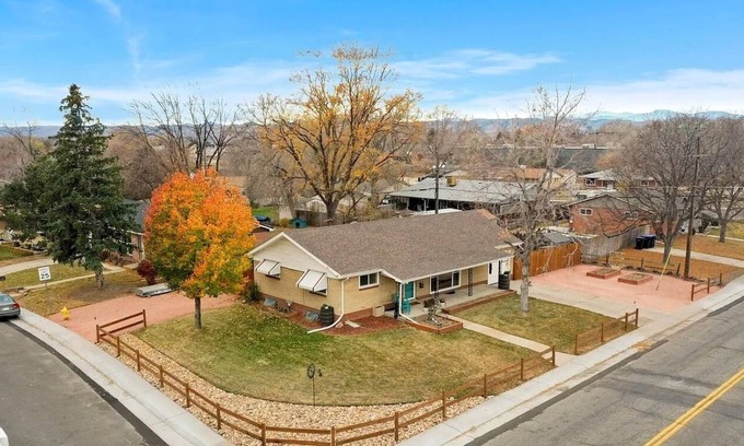 Lamar Heights Area House | Pet-Friendly Family Retreat Playsets Game Area