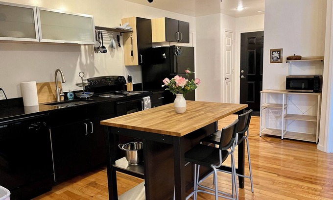 Kirksville Apartment | Pet friendly ground level 30days+ 60in TV 0.4 mi to hospital/ATSU