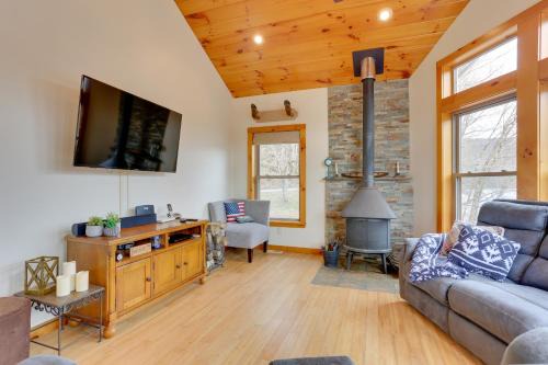 Hancock House | Pet-Friendly Hancock Home on the Delaware River!