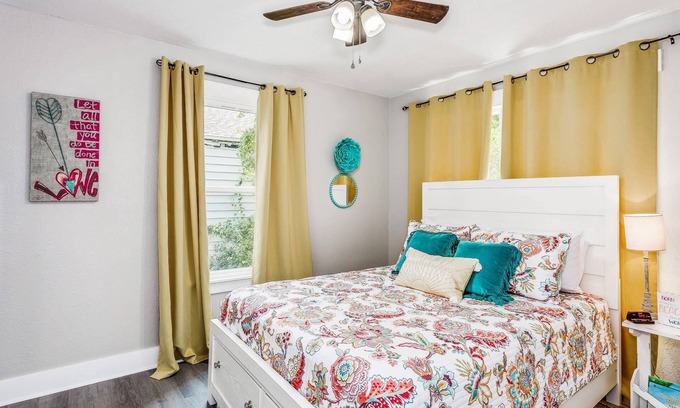 Southeast Pensacola House | Pet Friendly Historic East Hill Cottage - Charming 2bd/1bath Home with Fast Wifi