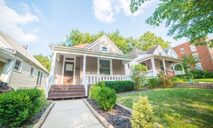 Southmoreland House | Pet-friendly KC Bungalow with Fenced Yard
