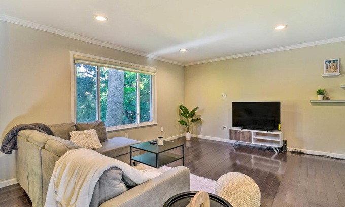 West Bloomfield House | Pet-Friendly Michigan Home 5 Mi to State Park!