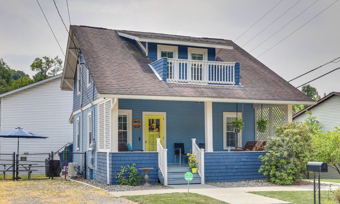 Morgantown House | Pet-Friendly ‘Murph Landing’ - 1 Mile to WVU!