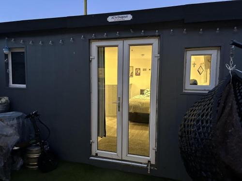 Finglas House | Pet-Friendly Open Plan Cabin in Dublin Sleeps 2