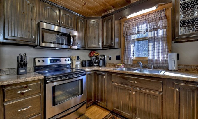 Eagle Mountain Cabin | Pet-Friendly Paradise: 3-Bedroom Cabin with Hot Tu