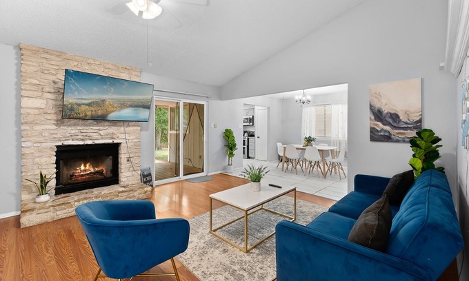 Milwood House | Pet Friendly - Q2 & Domain - King Bed + Pool Table