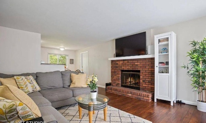 Wasco House | Pet Friendly Ranch Home 30 mins from O'Hare