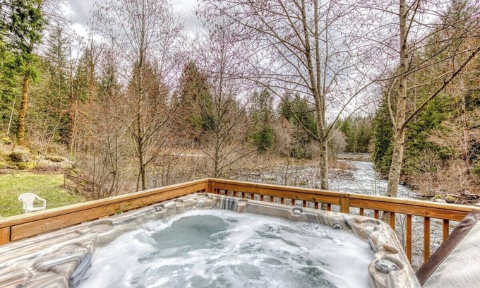 Zigzag House | Pet friendly River front Cabin w Hot Tub and BBQ
