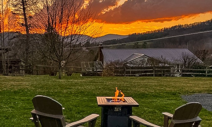 West Jefferson Cabin | Pet-Friendly Stays for Leaf Peepers @ Petite Retreat