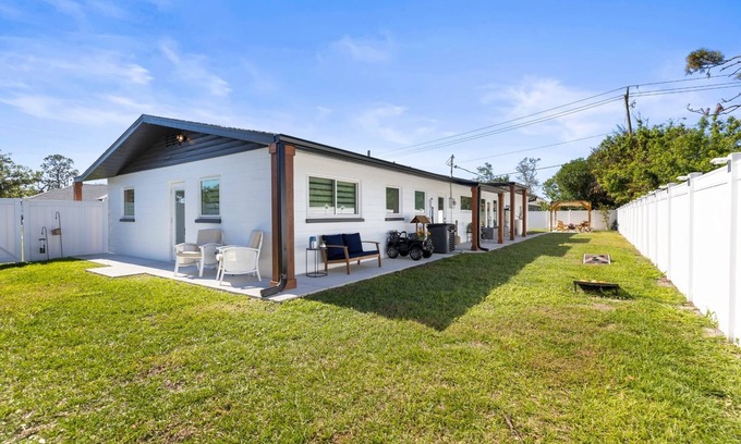 Venice Gardens House | Pet-Friendly Stay 4miles to Beach