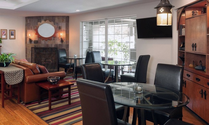 Renton Hotel | Pet-Friendly Suite w/Full Kitchen and Parking – Ideal for Long-Term Stays!
