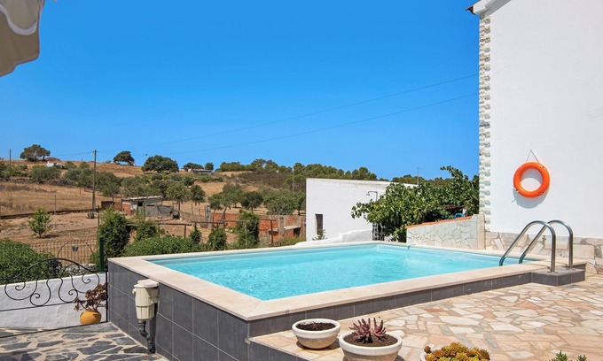 Martim Longo Villa | Pet-Friendly Villa 'Casa dos Jotas' with Pool & Wi-Fi