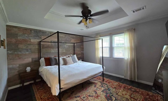 Calera House | Pet Paradise on Main: Fenced Yard Included!