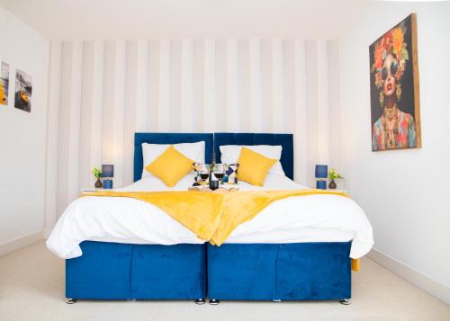 Peterborough House | Peterborough 4-Bed Contractor House with 2 Baths & Parking
