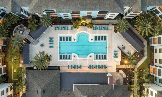 Florida Central Atlantic Coast Apartment | PetFriendly Apt Pool,Gym,King Bed 15 min to parks