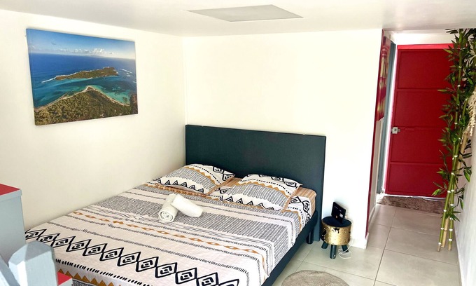 Belcourt House | Petit-Chalet - garden - mezzanine - 5 min from Jarry - close to shops