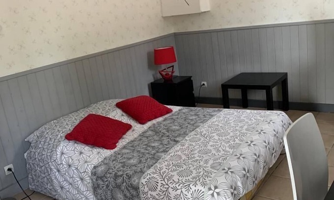 Le Breuil Apartment | Petit studio wet room