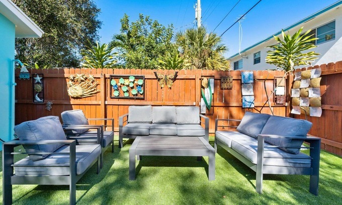 Mango Groves House | Petite Retreat - 2min walk downtown+Hot Tub+Wi-Fi