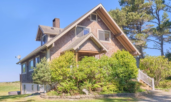 Klipsan Beach House | Pets OK, OCEAN VIEW, Beach Path, HOT TUB, Large Yard (FirstM)