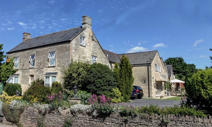 Crudwell Hotel | Pettifers Freehouse Hotel