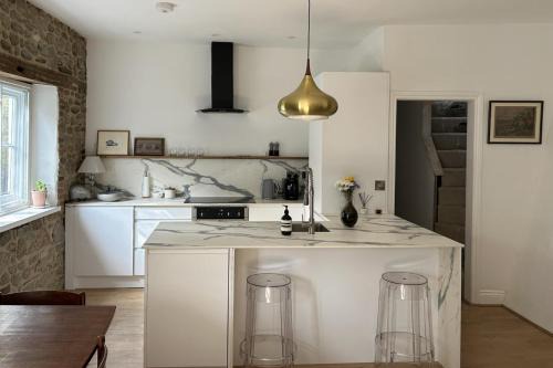 Petworth House | Petworth Cottage-Sleeps 6-Pet Friendly-Central