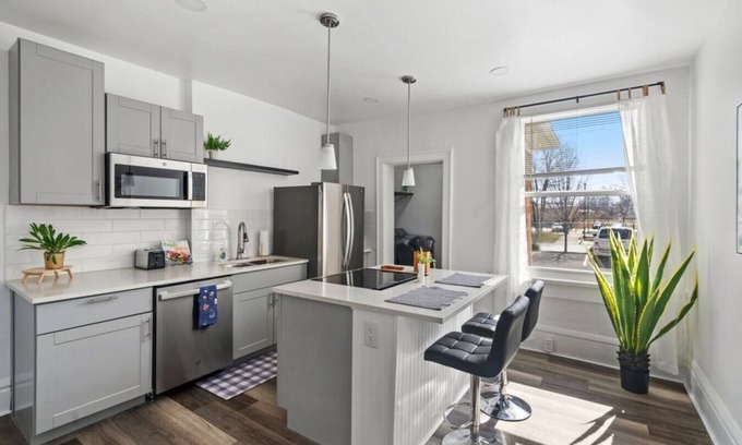 Columbus House | Pewter & Blush: Stylish and Warm Townhome in Central Columbus with 2BD and 2 BA